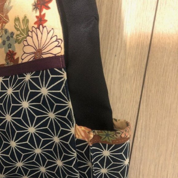 Japanese Style Floral Pattern Tote Bag - Picture 3 of 10